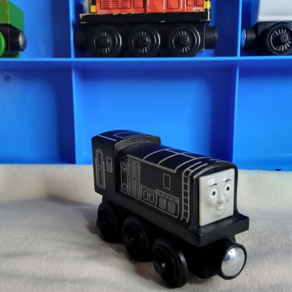 Vintage Thomas the Tank Engine & Friends storage case w/ 4 wooden train pieces - Picture 4 of 16